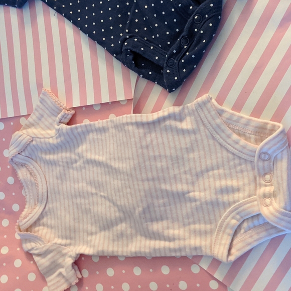 💝 newborn Carter's, set of 4 onesies - Picture 5 of 6